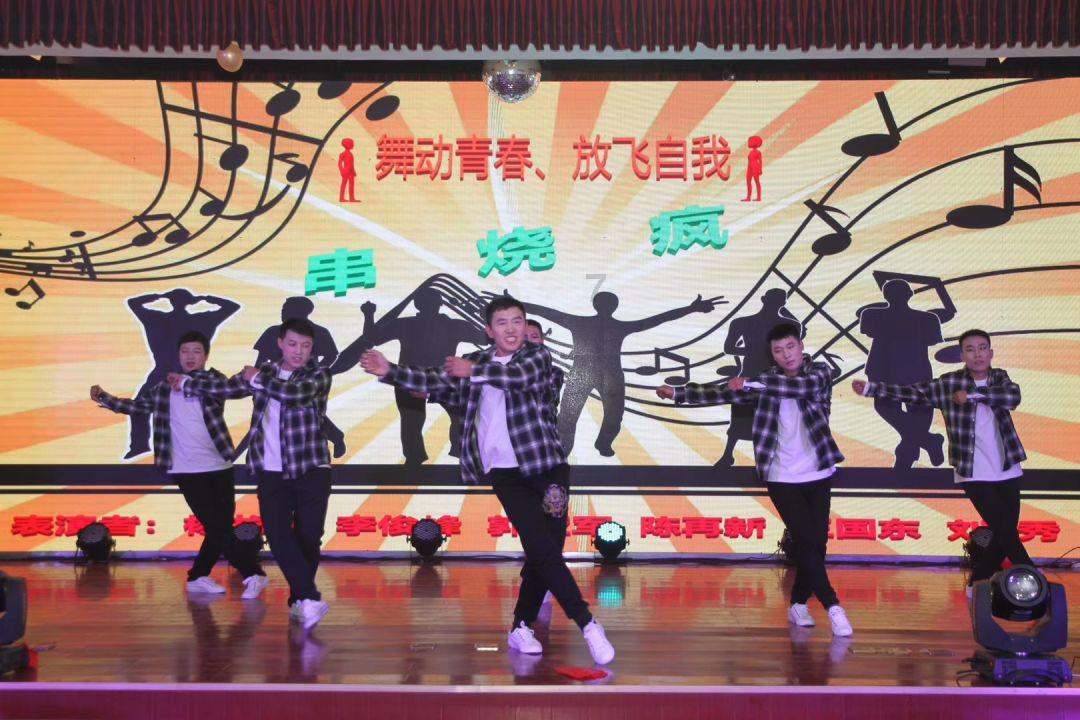鲜奶运输车找不同